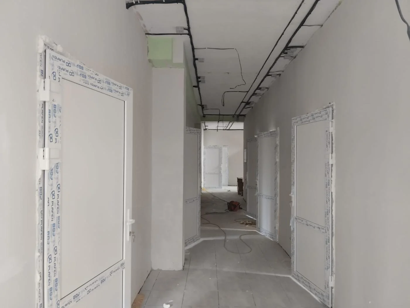 Продолжается капитальный ремонт врачебной амбулатории в поселке Ясном под Славском