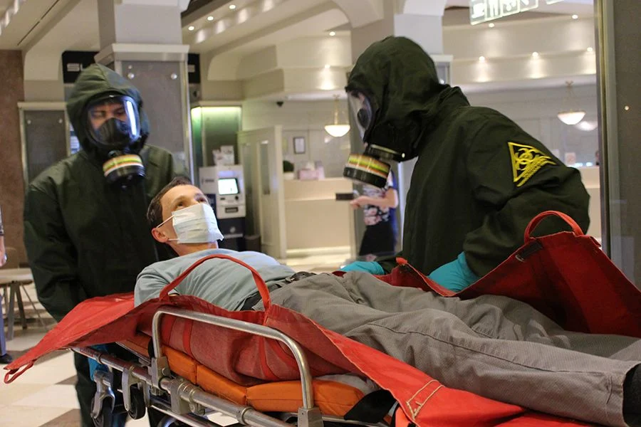 На учениях медики показали слаженность действий при выявлении особо опасной инфекции и возгорании в больнице