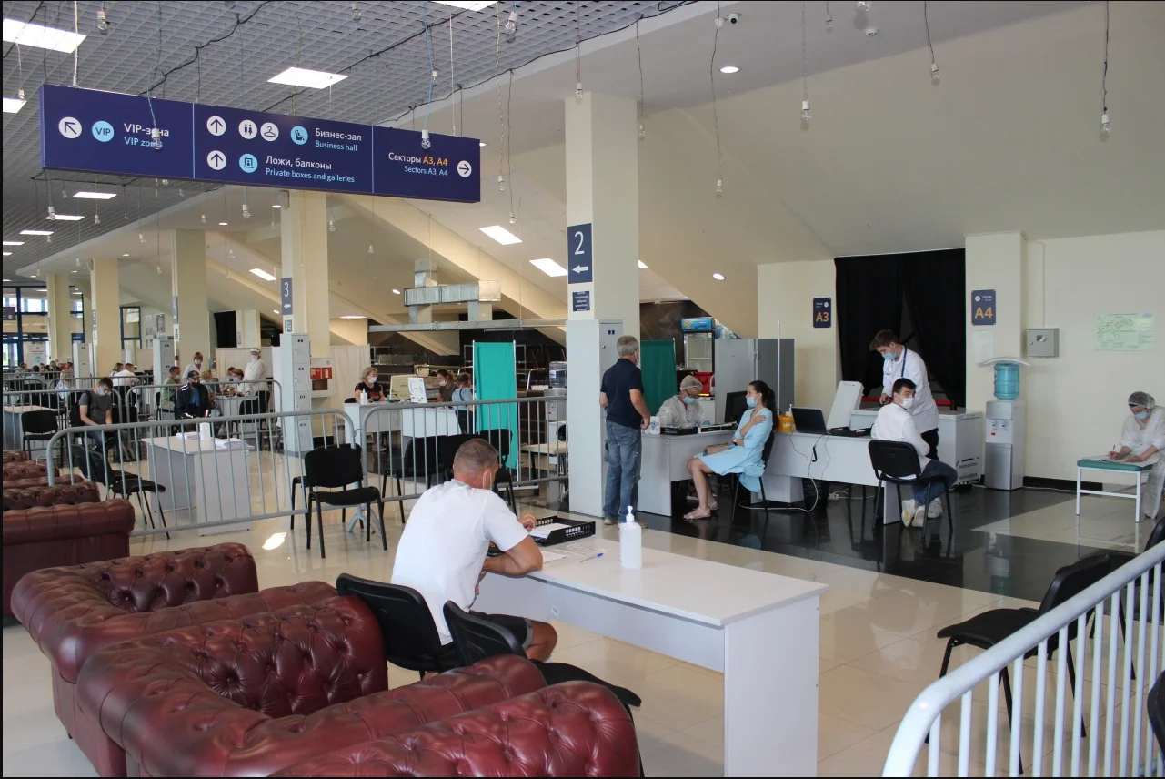 За первые четыре часа работы в новом прививочном пункте во Дворце спорта «Янтарный» привито около ста человек