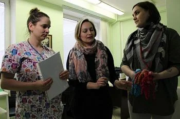 В Региональный перинатальный центр волонтеры передали более пятидесяти вязаных вещей В Региональный перинатальный центр волонтеры передали более пятидесяти вязаных вещей