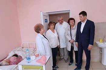 Антон Алиханов осмотрел объекты социальной сферы в Озерске