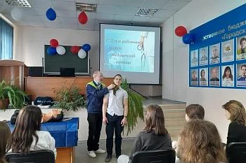 Около шестидесяти школьников пришли на день открытых дверей к сотрудникам службы скорой медицинской помощи