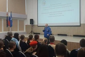 Сотрудники скорой медицинской помощи провели в школе № 26 города Калининграда профориентационный урок