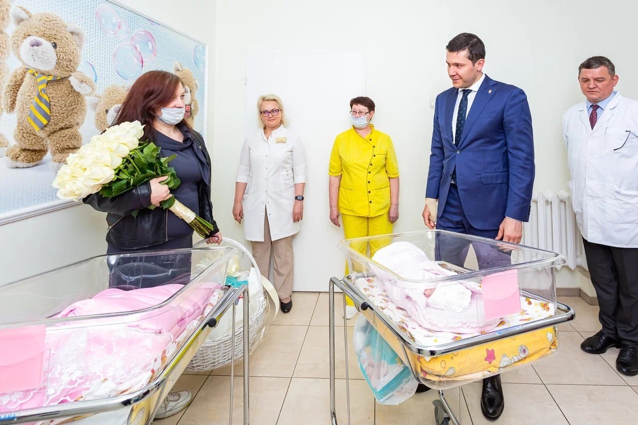  Антон Алиханов поздравил жительницу Калининграда с рождением двойняшек